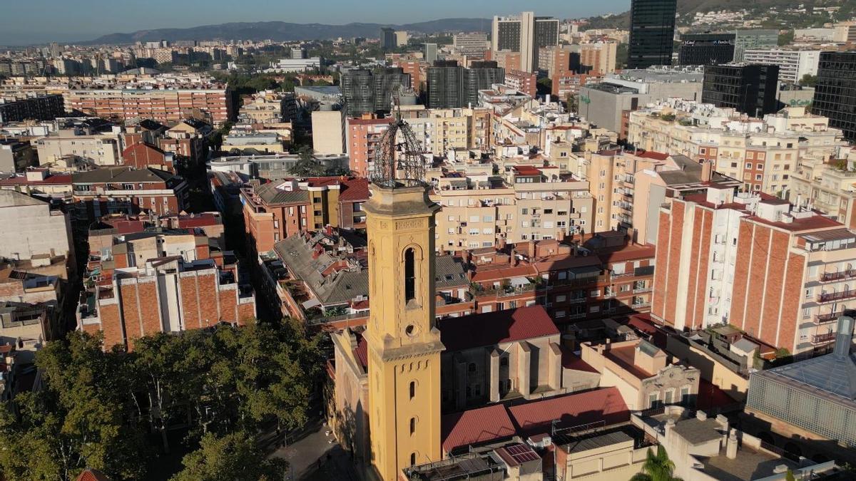 Núcleo antiguo del barrio de Les Corts de Barcelona, a vista de dron