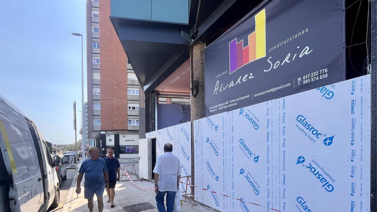 Operarios, ayer, trabajando en el nuevo escaparate del antiguo Mavy’s. |
