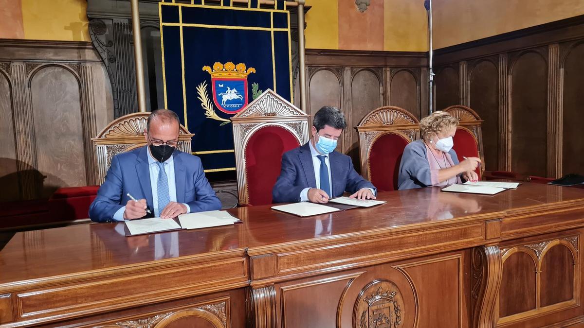 El consejero de Educación, Felipe Faci, suscribe el convenio de colaboración con Ayuntamiento de Huesca y CSIC para realizar actividades conjuntas en torno a la figura de Ramón y Cajal