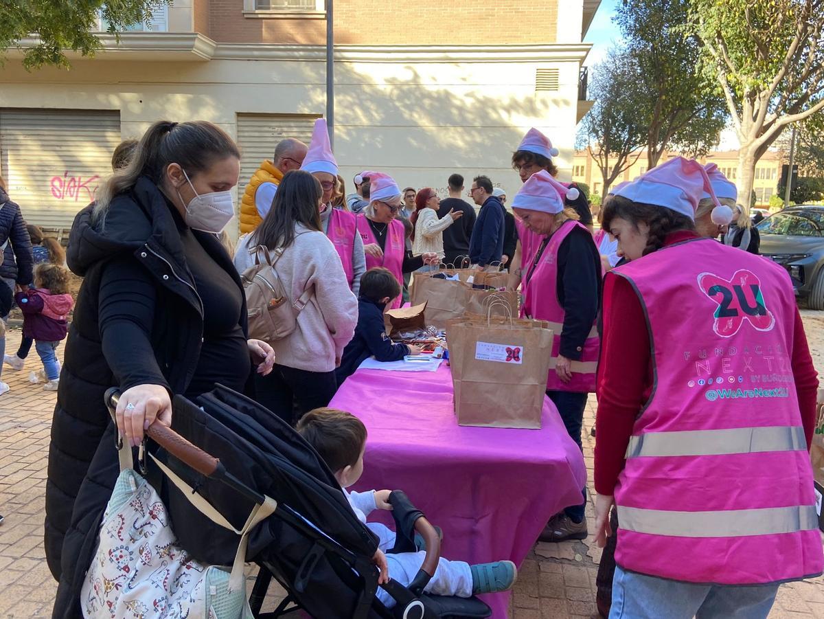 La Fundación Next2U repartió adornos navideños ayer en Massanassa.