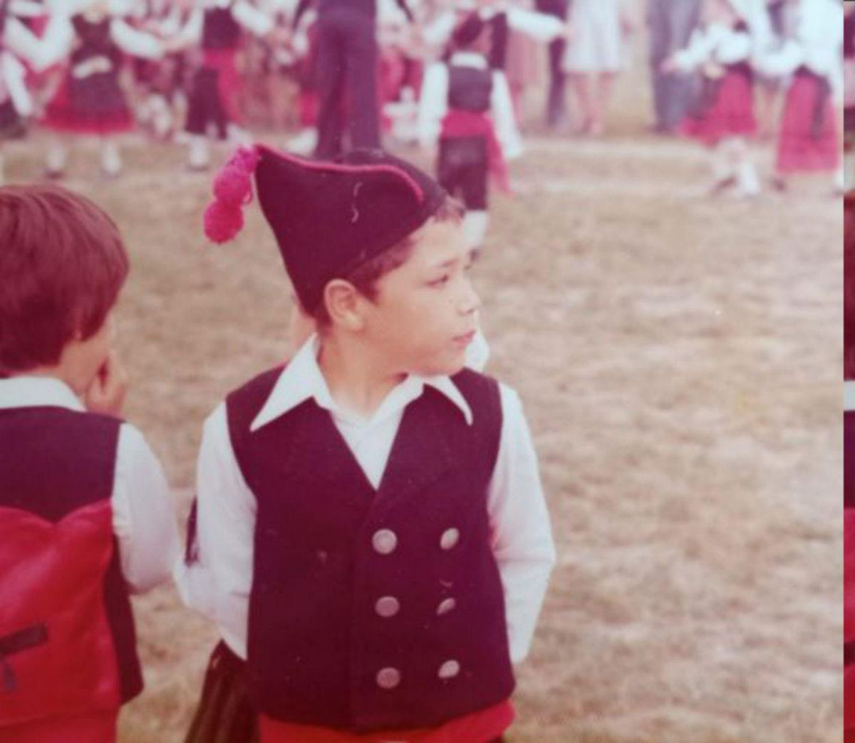 1. De pequeño, vestido de asturiano, en una fiesta del colegio Meres. 2. Esquiando en Francia. 3. Practicando el paintball en su campo de Candamo.
4. Con su padre, Enrique Casares, en los años universitarios en Missouri, Estados Unidos.