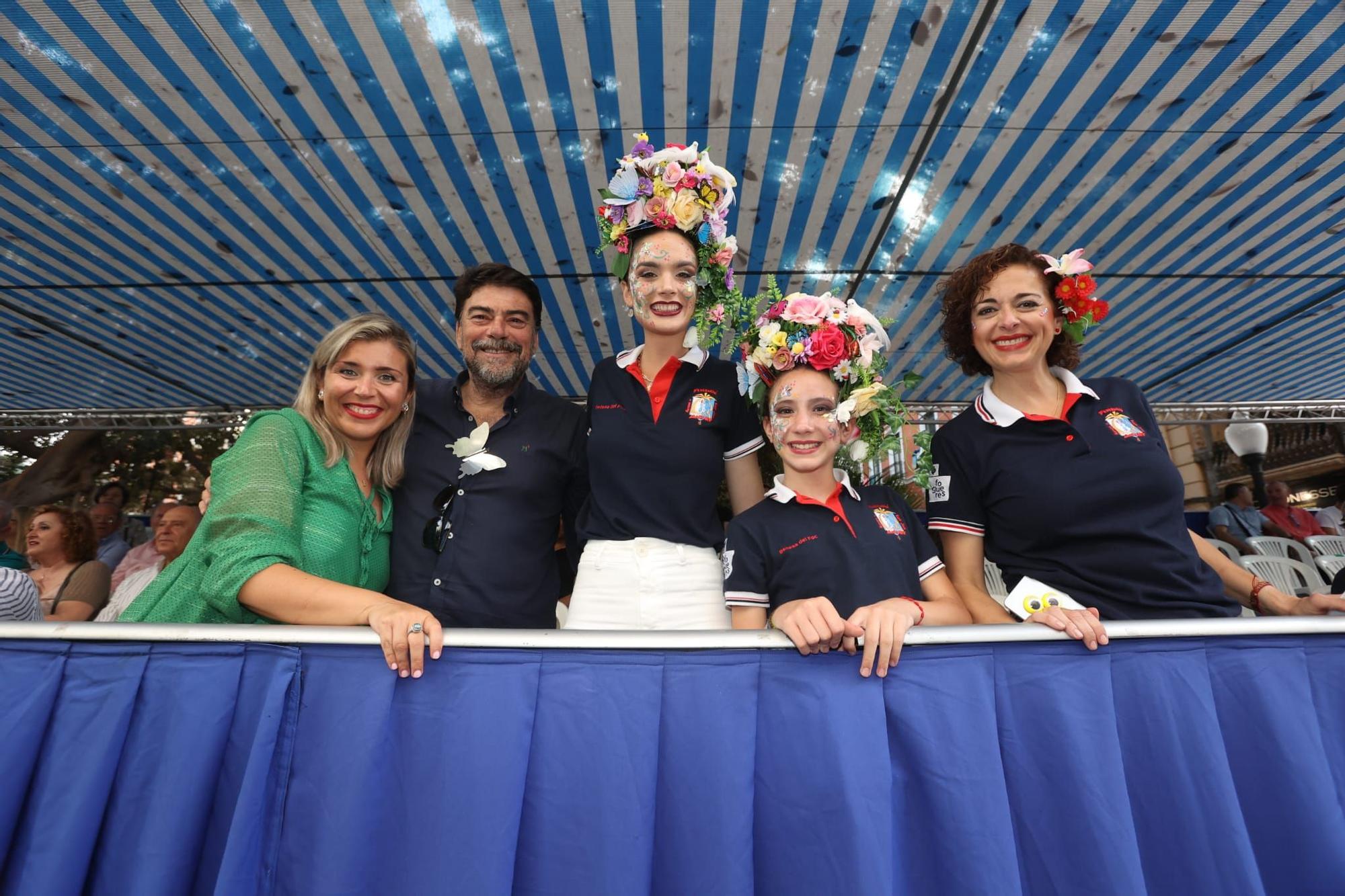 Las 89 hogueras y 20 barracas inundan las calles de Alicante con el tradicional desfile del Ninot