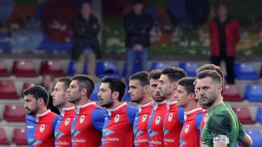 Los jugadores del Langreo, antes del duelo ante el Vitoria.