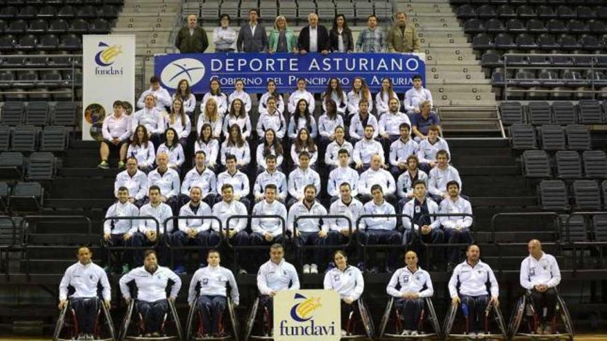 Los presidentes y responsables de Fundavi, arriba de la imagen, con los integrantes de los equipos del ADBA, La Curtidora, el Toscaf Atlética, el Belenos y el Cosa Nuesa.