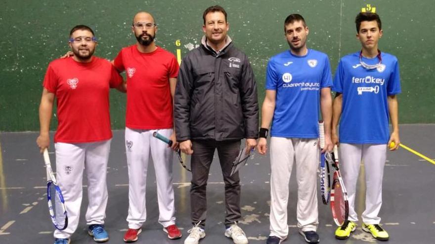 Una pareja del Club Frontenis Elche junto a los árbitros y sus rivales