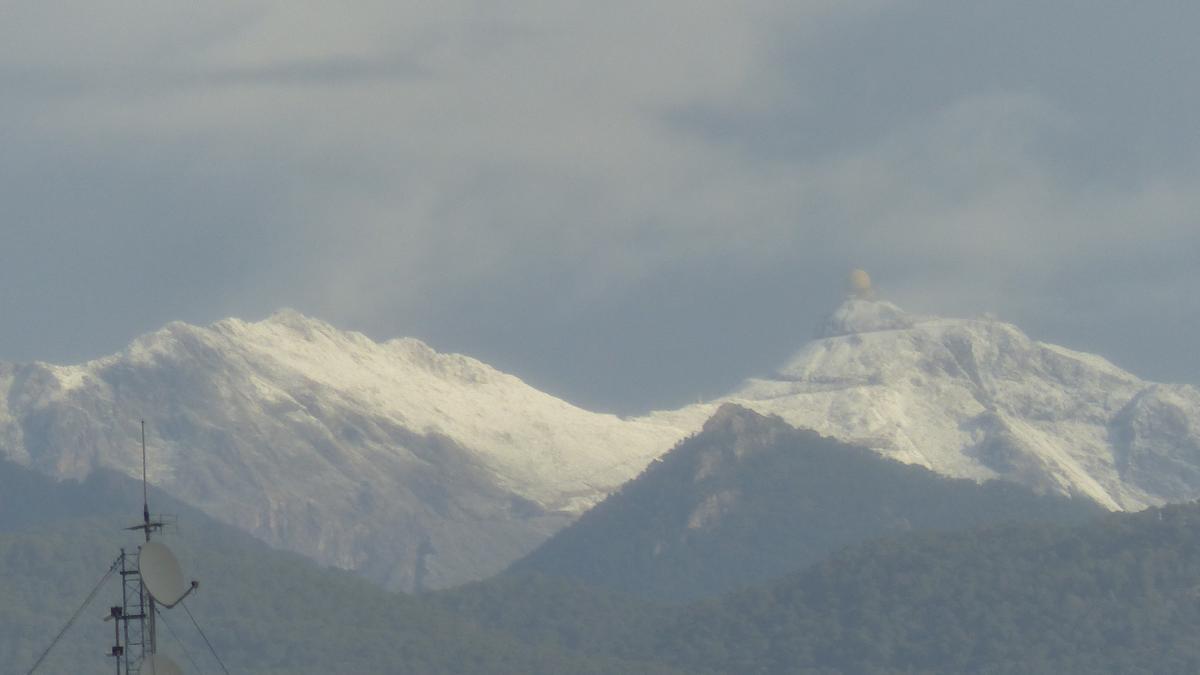 Un manto blanco cubrió ayer por la mañana la cima del Puig Major, en la primera nevada en noviembre desde 2019.