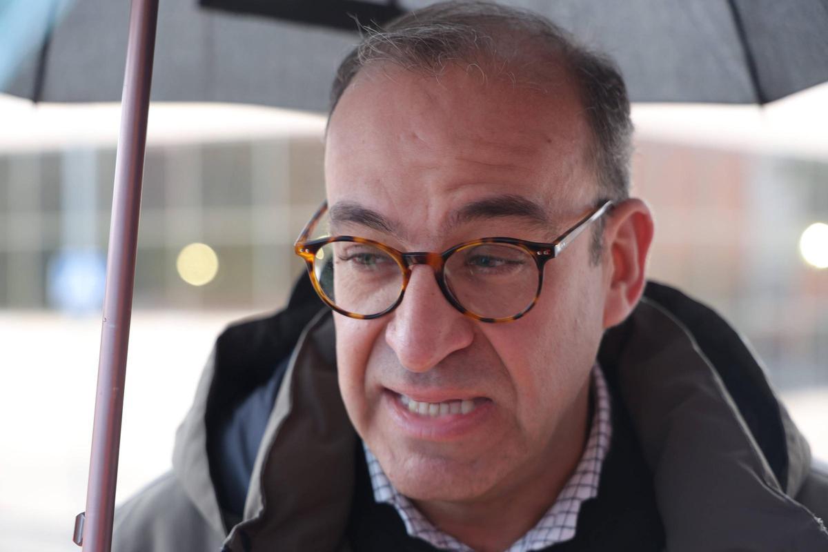 El alcalde de Cáceres supervisa los avances en el paso de peatones de la calle Argentina