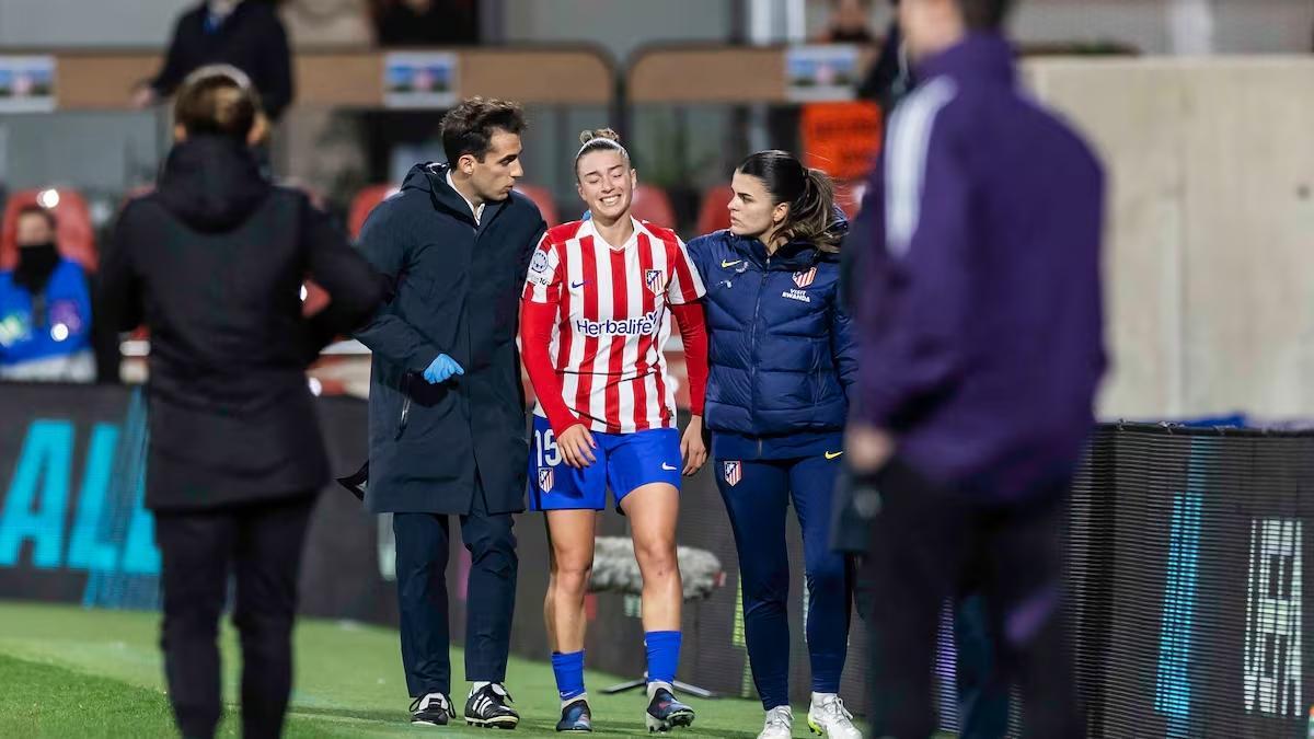 Silvia Lloris abandona el terreno de juego por su propio pie.