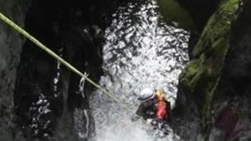 Rescatan a cinco valencianos atrapados en una cueva de Álava cuando hacían barranquismo