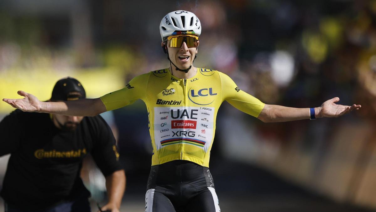 Pogacar celebra su victoria en la cima del Alpe d'huez.