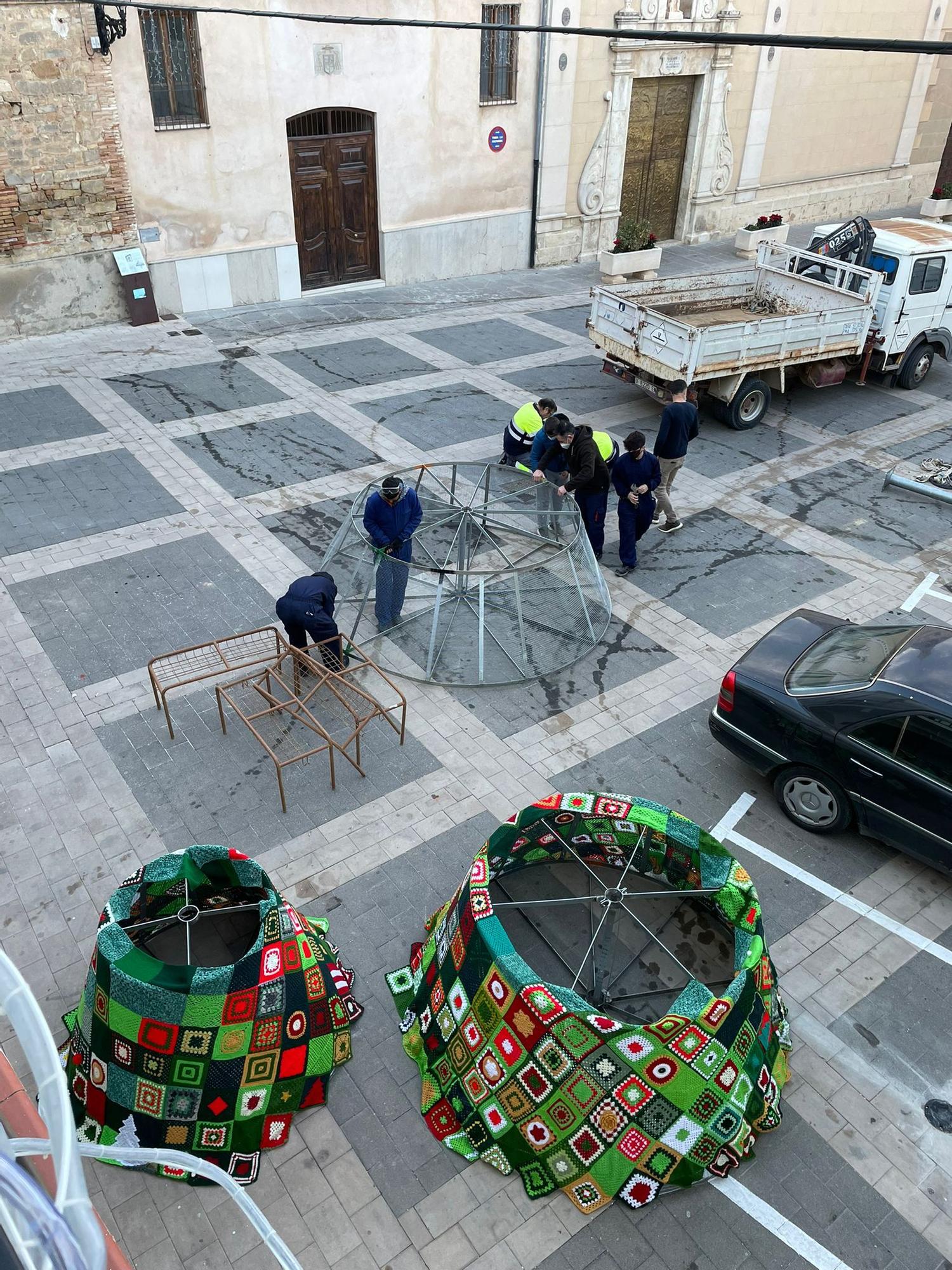 Montaje del árbol de Navidad de Villar del Arzobispo