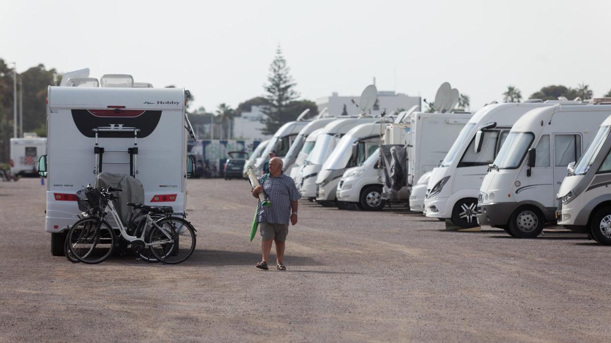 Decenas de vehículos están estacionados esta semana en el espacio ubicado junto al aeroclub de Castelló.