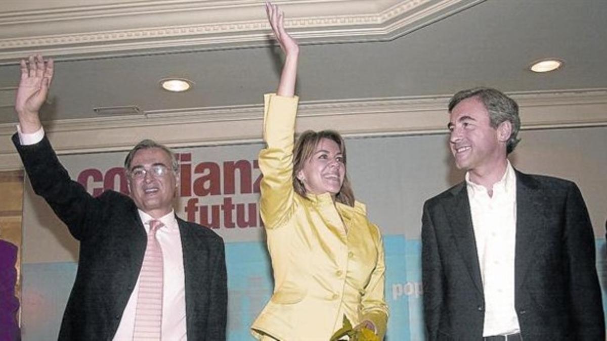 La actual secretaria general del PP, Dolores de Cospedal, junto a Ángel Acebes y a José Manuel Molina, en un acto electoral de hace siete años.