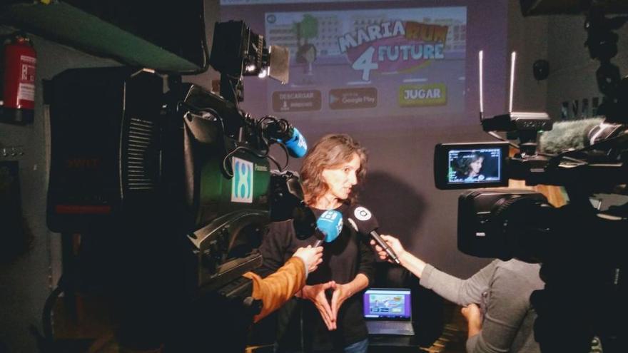 María Oliver durante la presentación del videojuego.