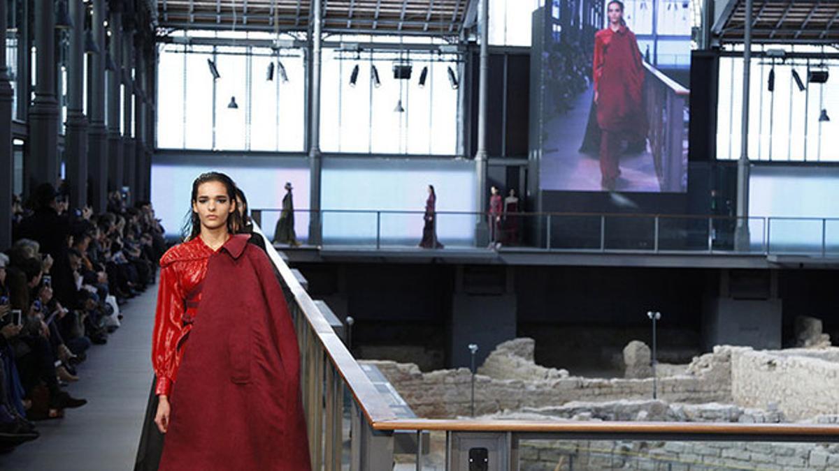 Una de las modelos desfilando en la pasarela del Mercat del Born, en la última edición de la 080 Barcelona Fashion Week.