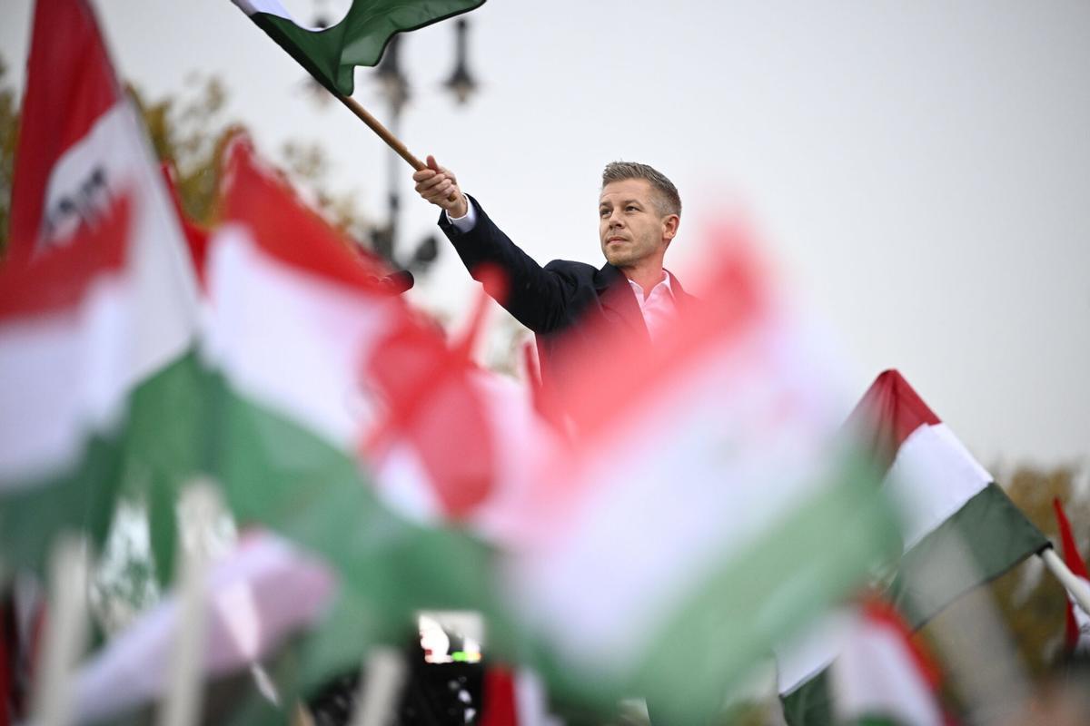 Péter Magyar, líder de la oposición húngara, en un acto en Budapest.El líder del partido de la oposición húngaro Tisza, Péter Magyar, pronuncia un discurso durante una manifestación en la Plaza de los Héroes de Budapest. BUDAPEST (Hungary), 12/03/2026.- (FILE) - Leader of the Hungarian opposition Tisza Party Peter Magyar delivers his speech during a demonstration at the Heroes' Square in Budapest, Hungary, 23 October 2025 (reissued 11 March 2026). Hungarian parliamentary elections are scheduled for 12 April 2026, pitting Prime Minister Viktor Orbán's Fidesz party against his opponent Péter Magyar's Tisza party. Fidesz has dominated Hungarian politics since 2010, securing supermajorities in 2014, 2018, and 2022 thanks to nationalist policies, control of the media, and tensions with the EU. Péter Magyar, a former Fidesz member, currently leads among committed voters, boosted by anti-corruption appeals and economic demands. (Elecciones, Hungría) EFE/EPA/BOGLARKA BODNAR HUNGARY
