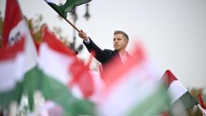 Péter Magyar, líder de la oposición húngara, en un acto en Budapest.El líder del partido de la oposición húngaro Tisza, Péter Magyar, pronuncia un discurso durante una manifestación en la Plaza de los Héroes de Budapest. BUDAPEST (Hungary), 12/03/2026.- (FILE) - Leader of the Hungarian opposition Tisza Party Peter Magyar delivers his speech during a demonstration at the Heroes Square in Budapest, Hungary, 23 October 2025 (reissued 11 March 2026). Hungarian parliamentary elections are scheduled for 12 April 2026, pitting Prime Minister Viktor Orbáns Fidesz party against his opponent Péter Magyars Tisza party. Fidesz has dominated Hungarian politics since 2010, securing supermajorities in 2014, 2018, and 2022 thanks to nationalist policies, control of the media, and tensions with the EU. Péter Magyar, a former Fidesz member, currently leads among committed voters, boosted by anti-corruption appeals and economic demands. (Elecciones, Hungría) EFE/EPA/BOGLARKA BODNAR HUNGARY