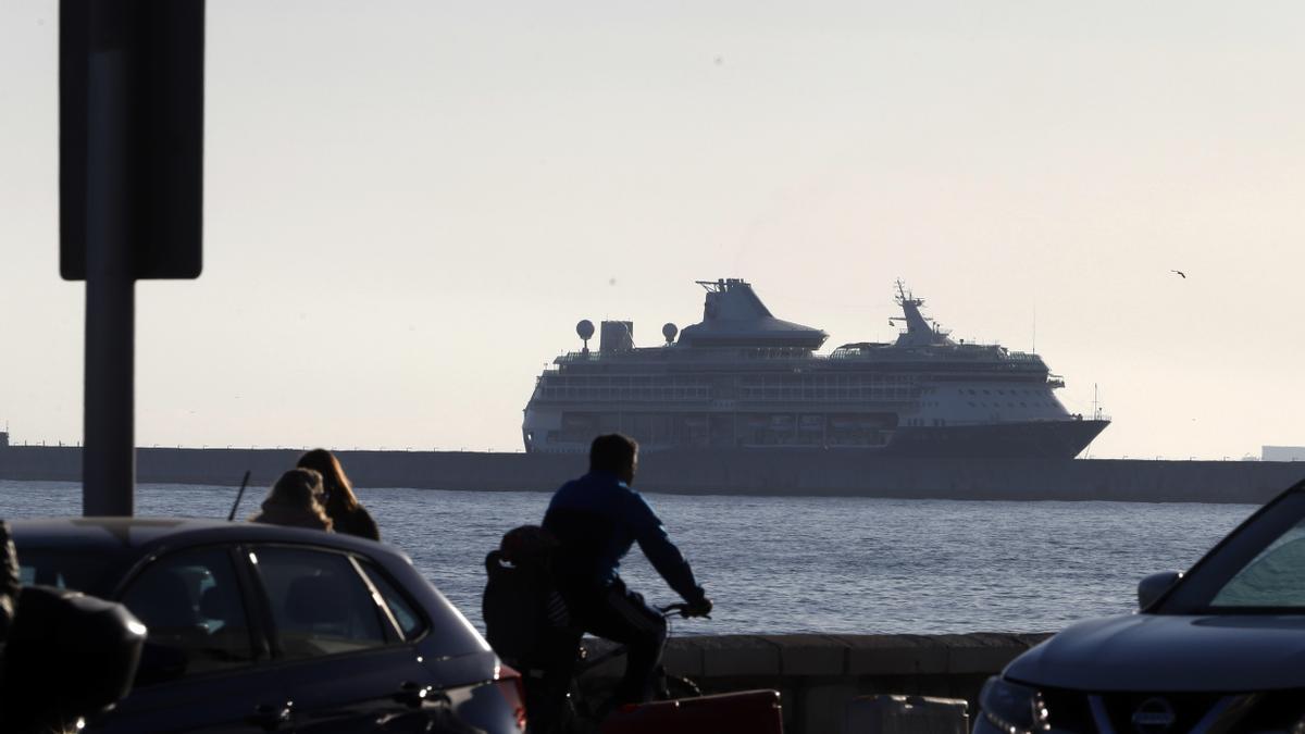 Seabourne Encore es un crucero que está fondeado frente a La Malagueta.