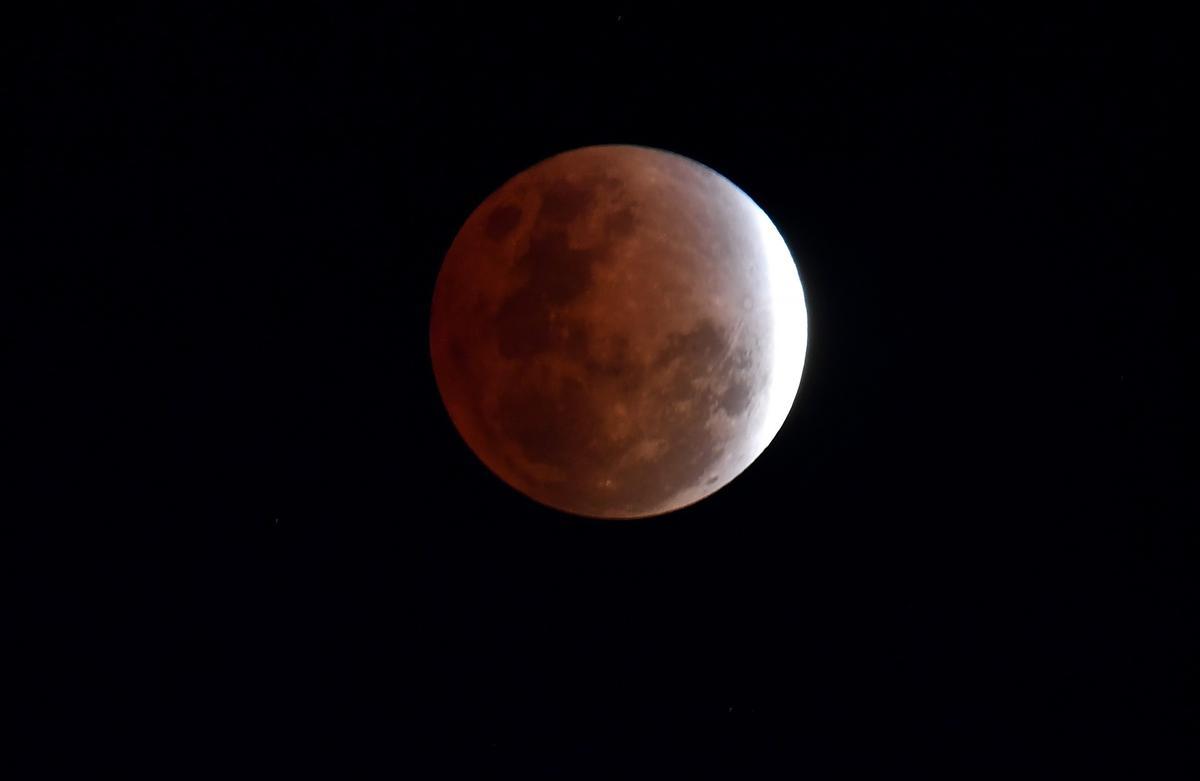 Así ha sido el eclipse parcial de Luna.