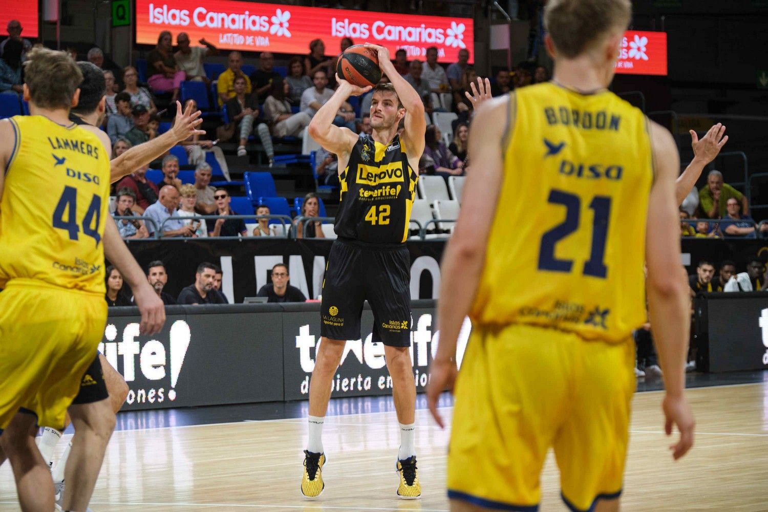 Derbi canario de baloncesto: Lenovo Tenerife 83 - 83 Dreamland Gran Canaria