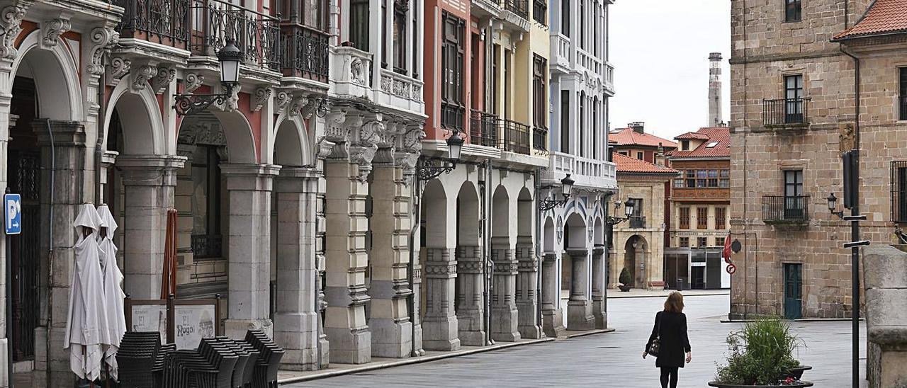 La céntrica calle San Francisco de Avilés, vacía al estar todos los negocios cerrados. | Mara Villamuza