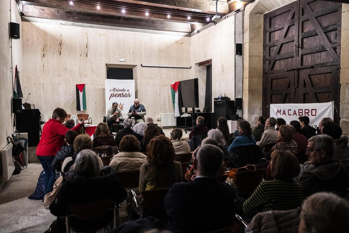 Charla de Kurdo en el Ateneo de Cáceres.