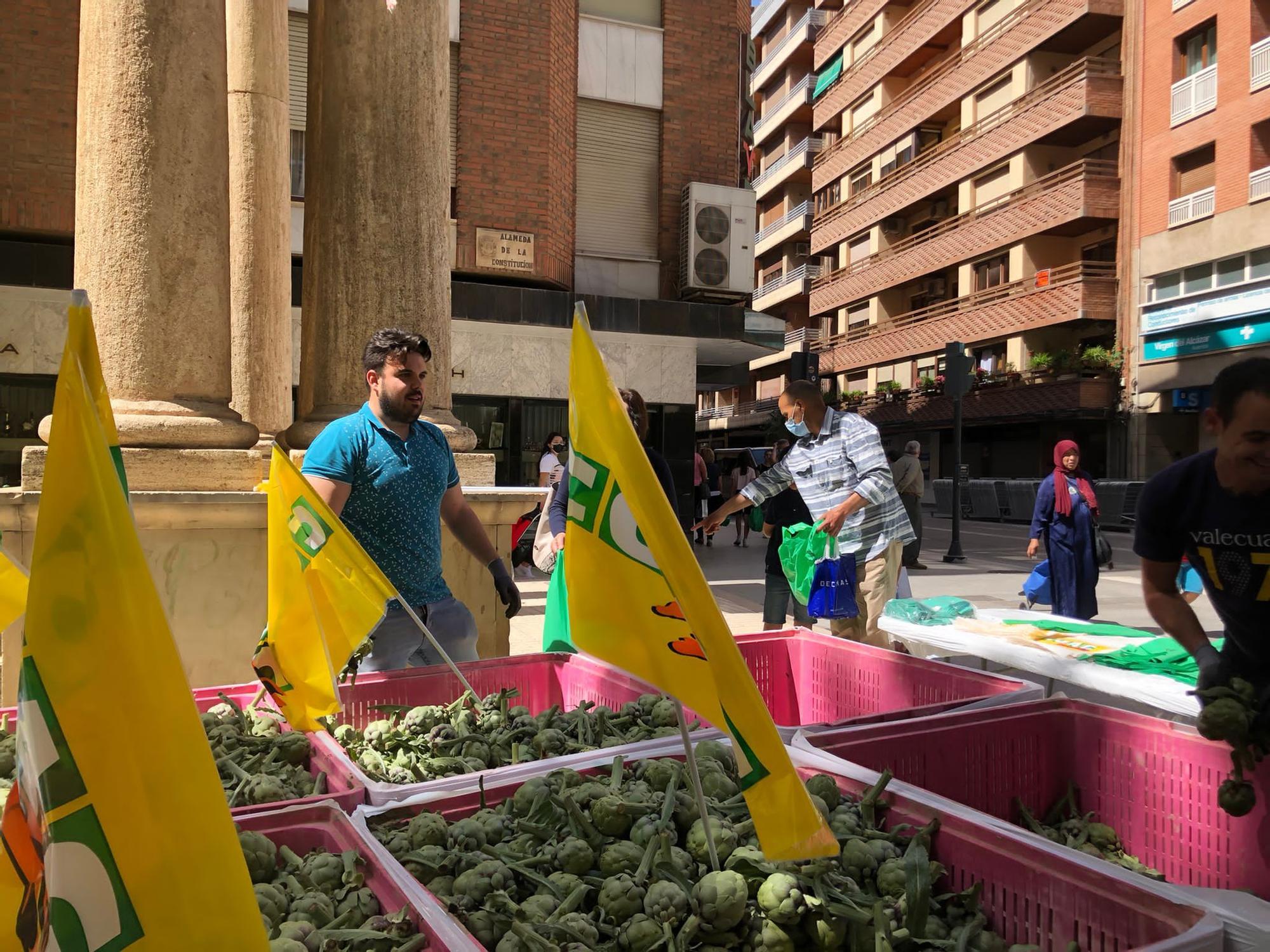 Entrega de alcachofas en Lorca