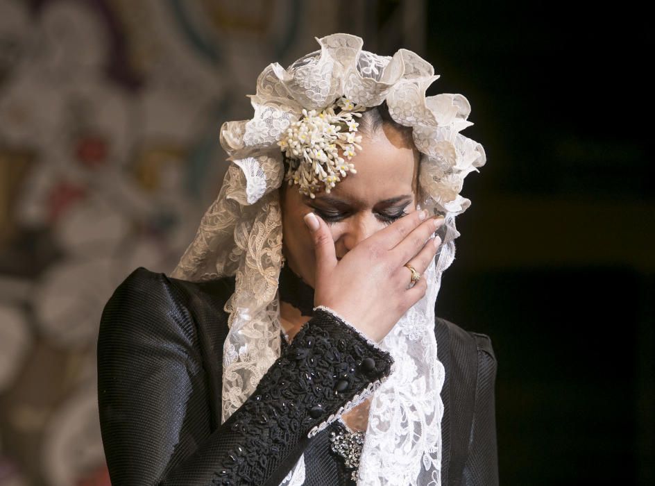 La nueva Bellea del Foc, Isabel Bartual, emocionada anoche tras ser elegida en la Plaza de Toros.