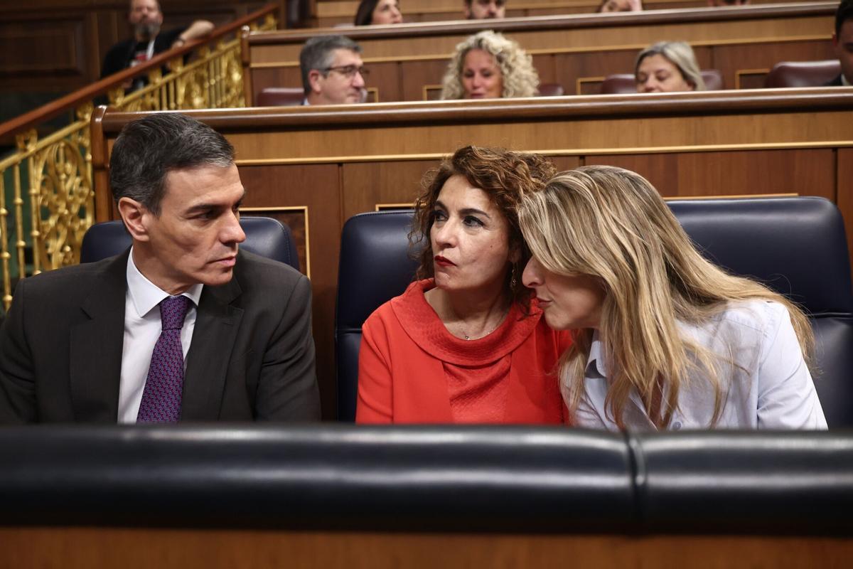 25/02/2026 (I-D) El presidente del Gobierno, Pedro Sánchez; la vicepresidenta primera y ministra de Hacienda, María Jesús Montero, y la vicepresidenta segunda y ministra de Trabajo y Economía Social, Yolanda Díaz, durante una sesión de control al Gobierno, en el Congreso de los Diputados, a 25 de febrero de 202, en Madrid (España). El Gobierno afronta una nueva sesión de control con temas de actualidad sobre la mesa como la denuncia contra el exDAO de la Policía Nacional, la desclasificación de los documentos del 23F o las negociaciones entre PP y Vox, entre otros asuntos. Además el Gobierno se enfrenta a interpelaciones urgentes sobre política migratoria e infraestructuras ferroviarias. ECONOMIA Eduardo Parra - Europa Press