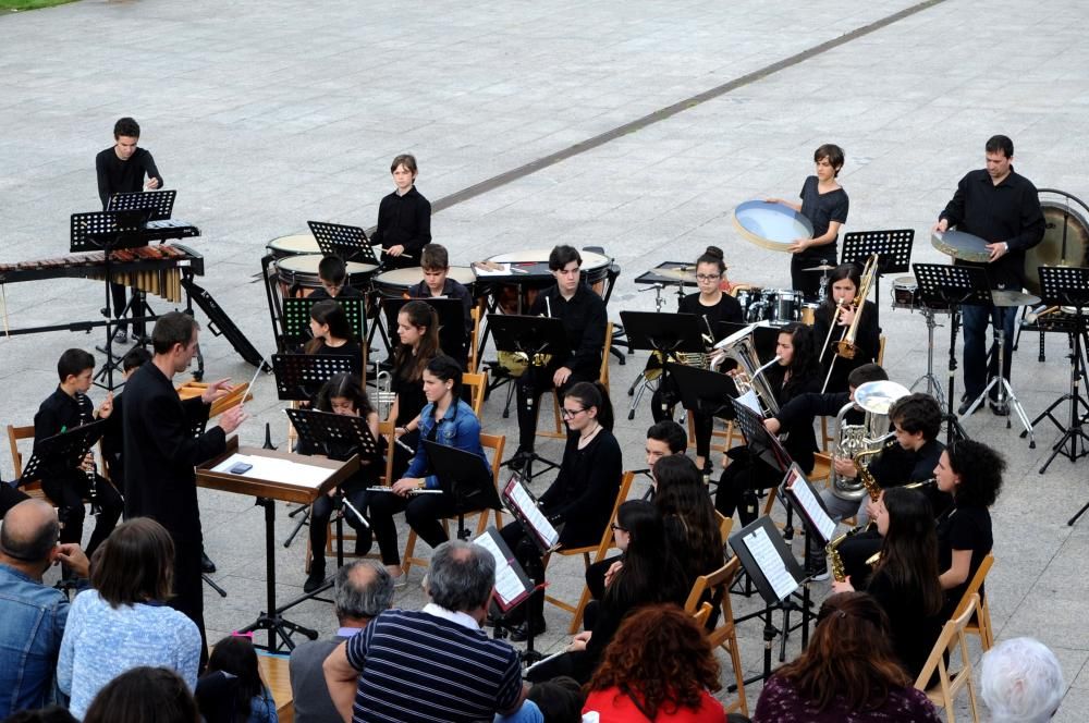 La explanada del Auditorio Municipal sirvió como escenario para la última actuación del curso de los alumnos de la Escola Municipal de Música "Bernardo del Río" de Vilagarcía