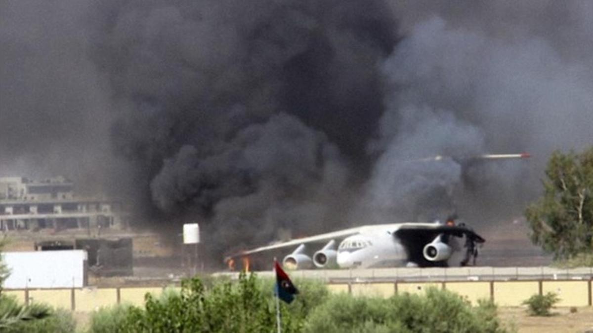 Una columna de humo se eleva del aeropuerto de Trípoli.