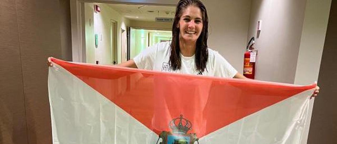 La viguesa Carol González, 
después de proclamarse campeona 
de Europa de fútbol playa. |  // CEDIDA