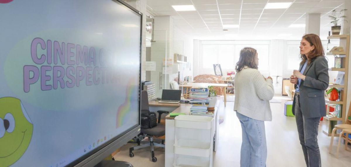 La directora xeral, a la izquierda, en su visita a Cambados. | IÑAKI ABELLA