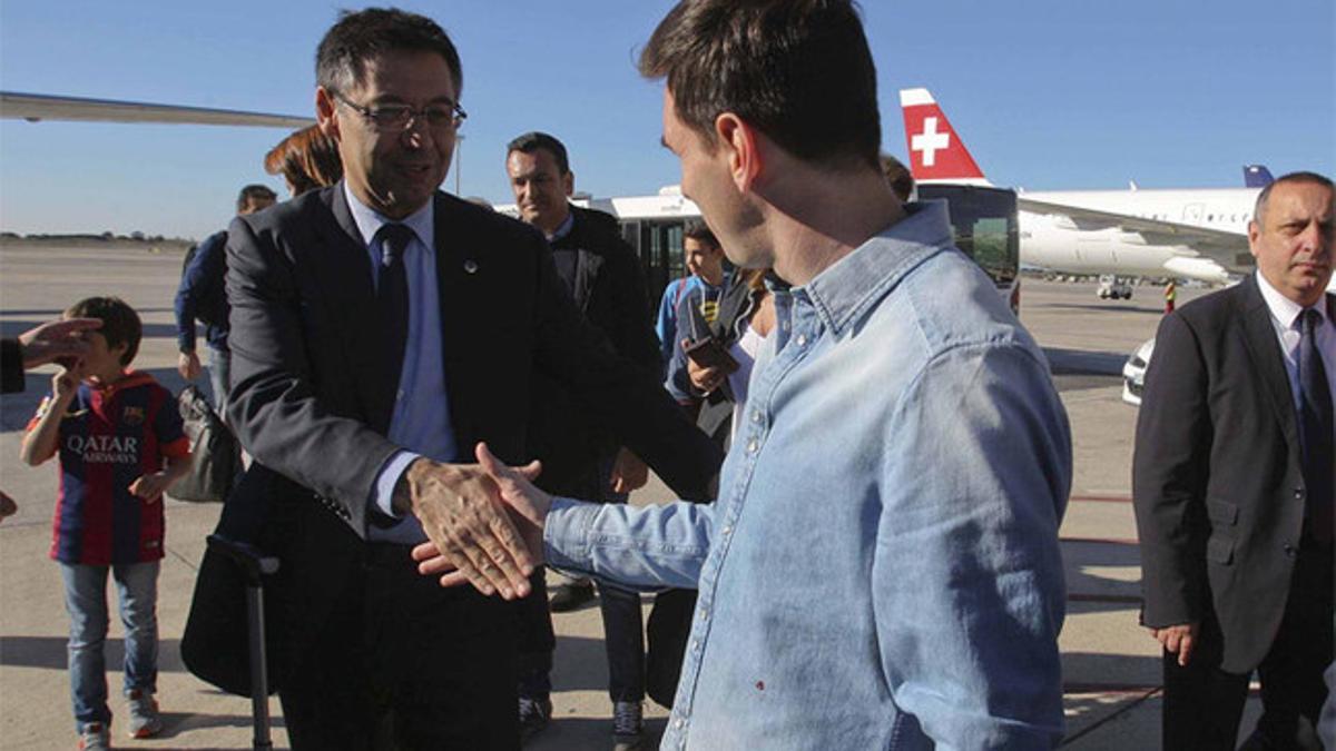 Leo Messi saluda a Bartomeu en las escaleras del avión