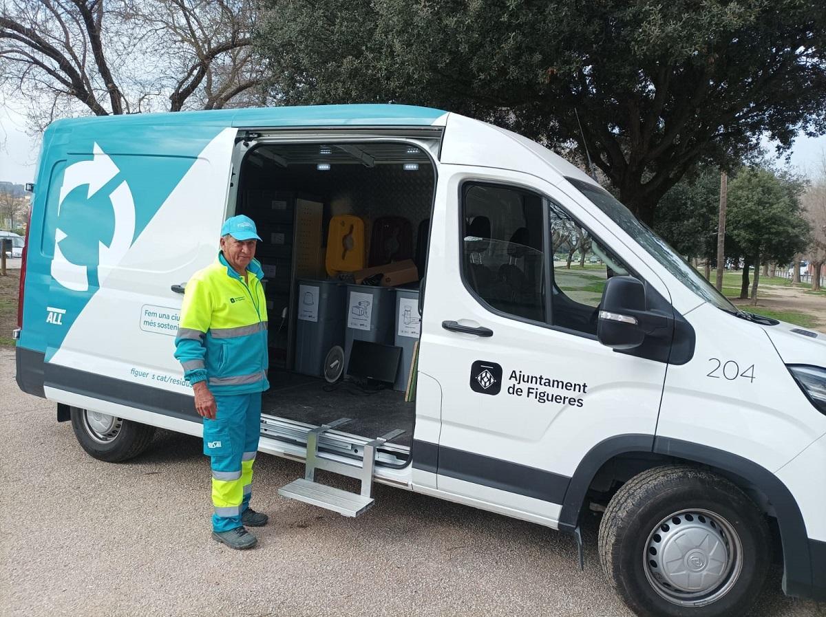 La nova deixalleria mòbil estacionada al barri dels Cendrassos