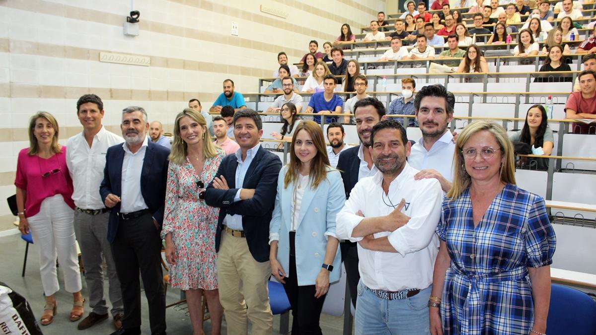 Miembros de ETSIAM y representantes de las marcas participantes posan en el aula de Rabanales