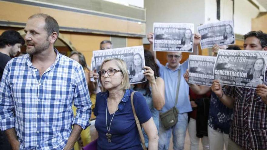 Asistentes a la asamblea de las víctimas del Alvia, ayer, en Santiago. // Óscar Corral