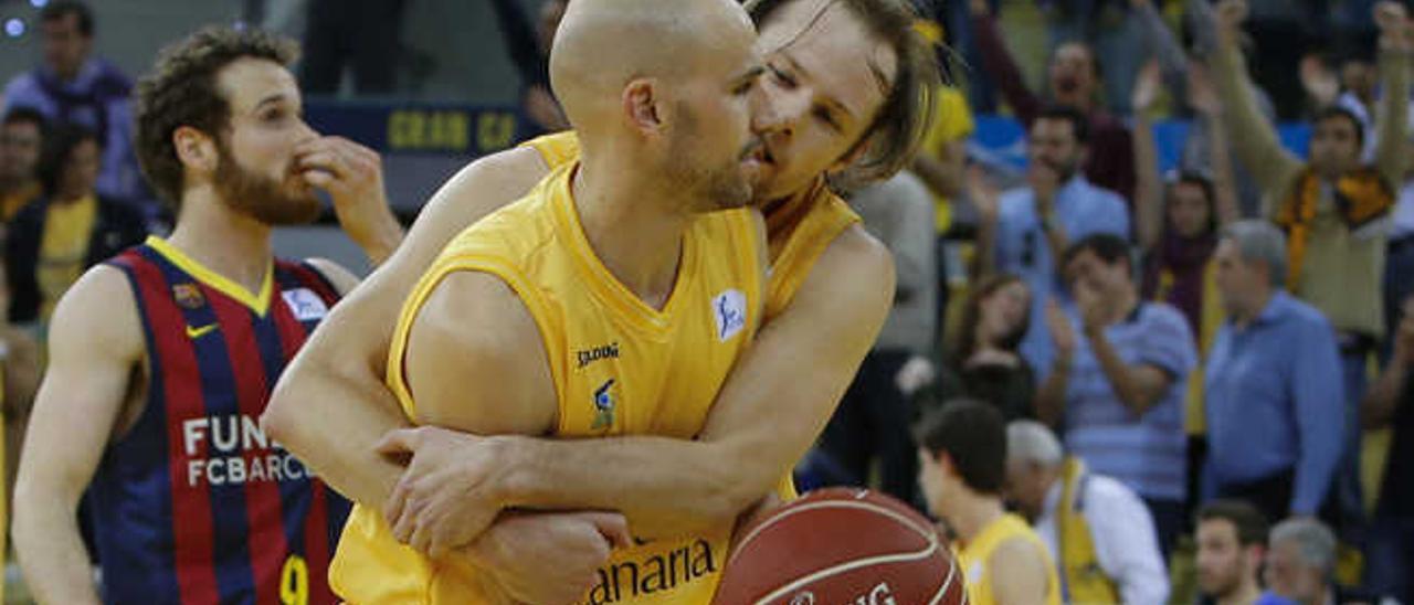 Brad Newley abraza a Albert Oliver con Huertas al fondo.