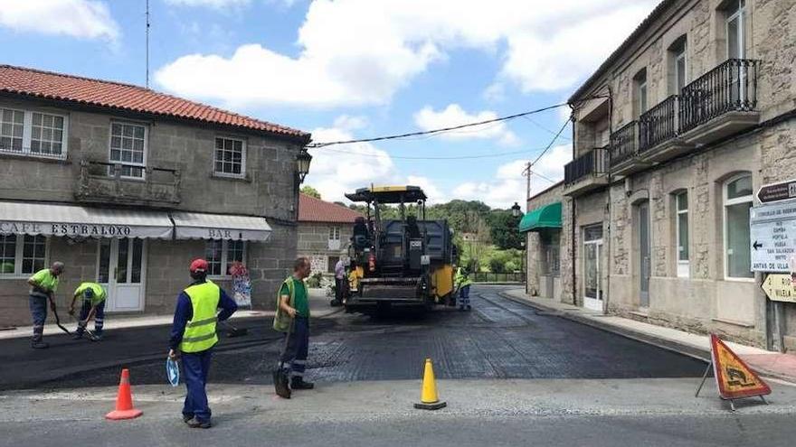 Los operarios trabajan en las obras de mejora desde Rodeiro hasta las aldeas de la zona norte.