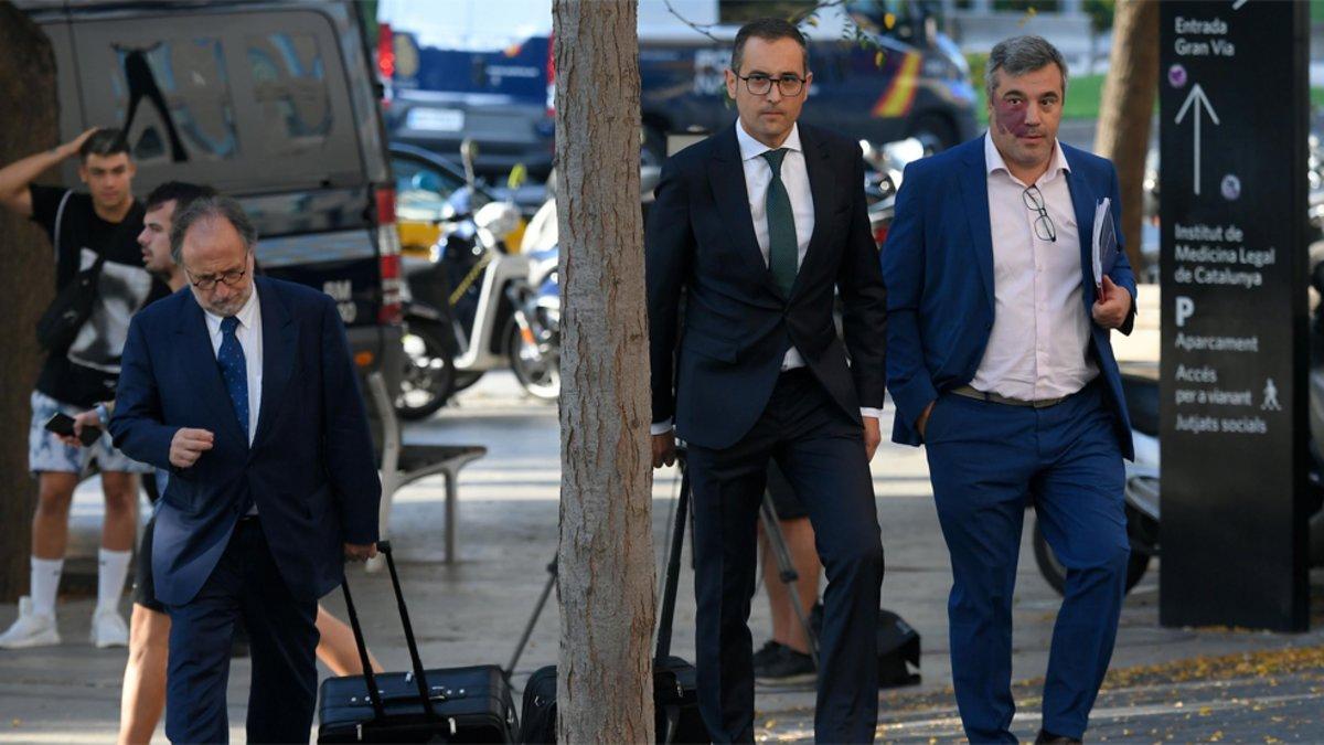 Los abogados del FC Barcelona Carles McCragh Pruja, Josep Maria Costa y Quim Torrecillas a su llegada a la Ciudad de la Justicia de Barcelona
