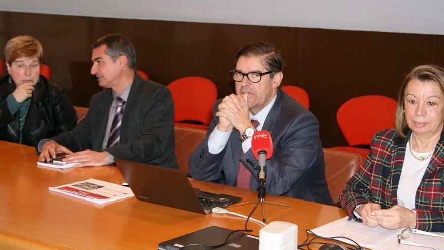 Julio Abalde (en el centro), ayer, durante la presentación de las nuevas titulaciones de la UDC en el campus de Ferrol.