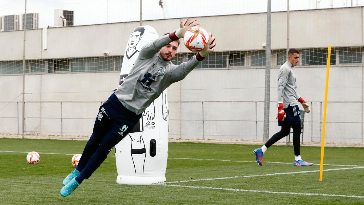 La destreza del portero Arnau Tenas con el balón en los pies