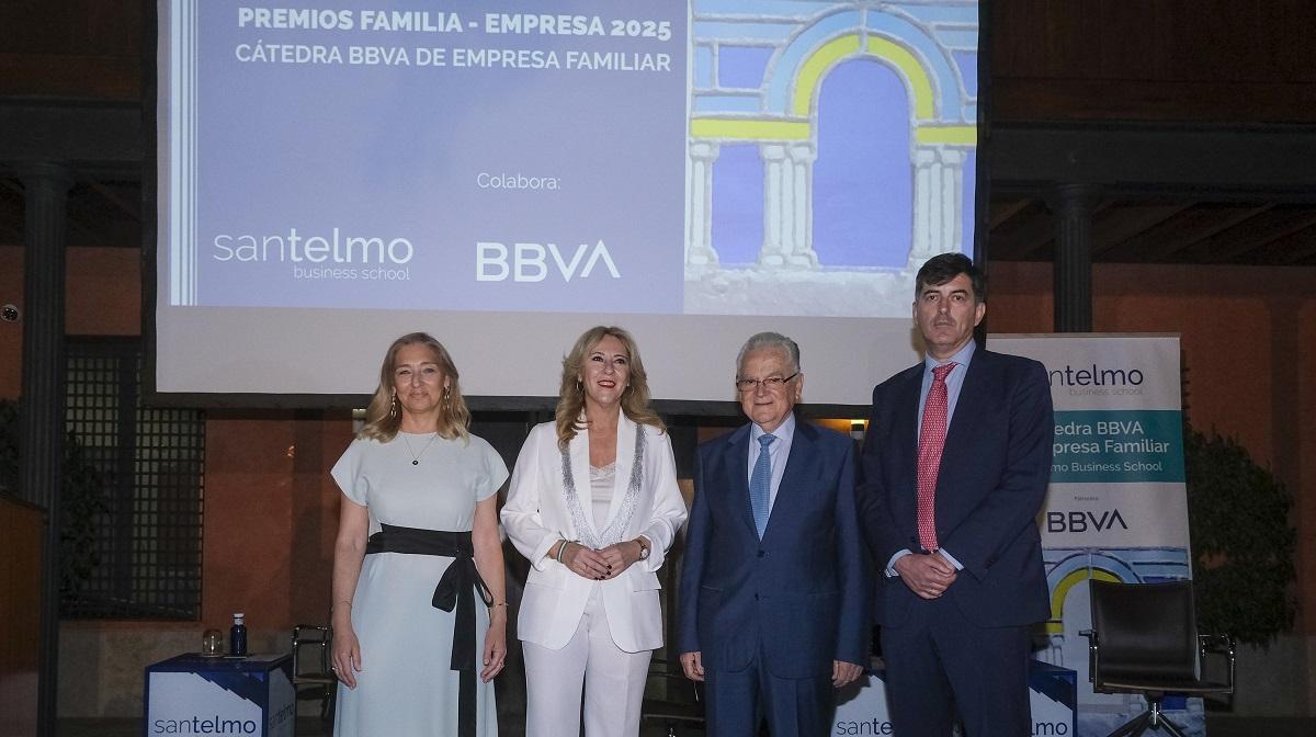 La mesa de presidencia del acto de los Premios Familia Empresa 2025 de la cátedra BBVA de San Telmo.