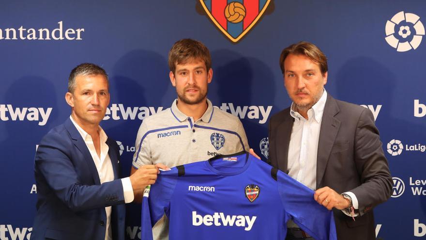 Aitor Fermández ha sido presentado hoy como nuevo portero del Levante UD.