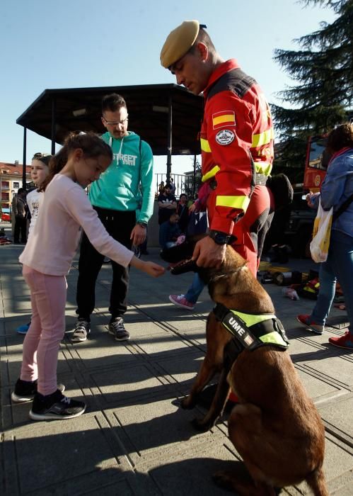 La Unidad Militar de Emergencias visita Posada de Llanera.