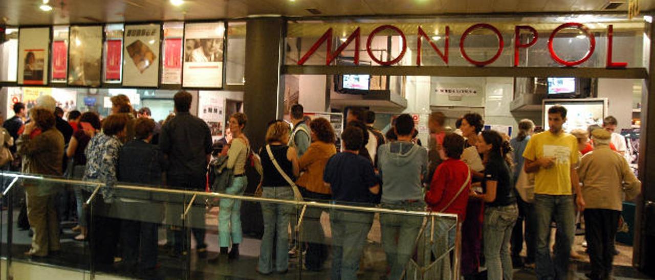 Colas de espectadores en los accesos a los Multicines Monopol, en una imagen de archivo.