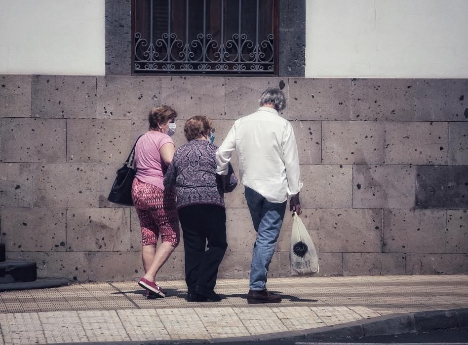 Paseo por Santa Cruz con comercios en marcha