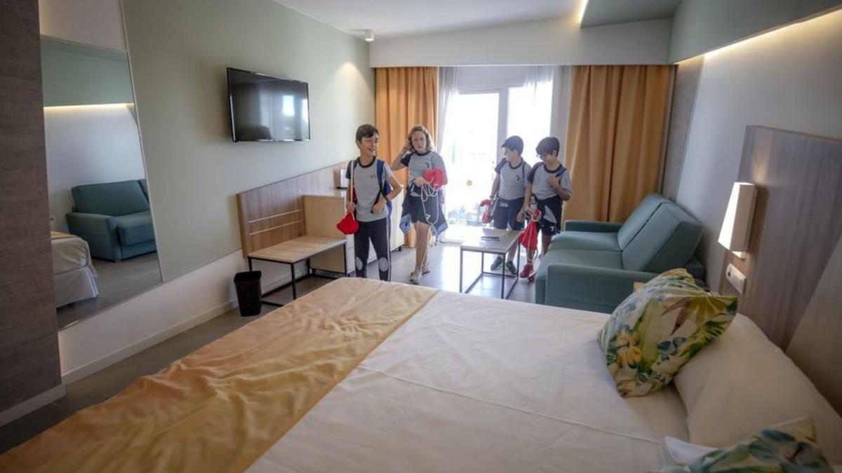 Abajo, foto de grupo de los alumnos del colegio Porciúncula, ayer en el hotel. Arriba, varias imágenes de las actividades en la excursión. |