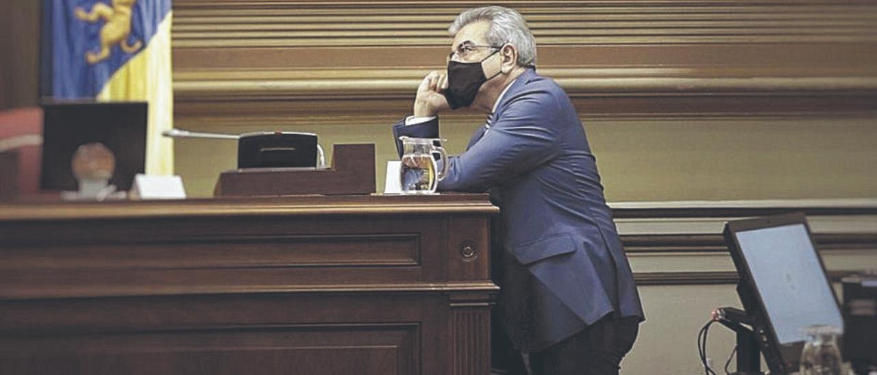 Román Rodríguez, consejero de Hacienda, en el Parlamento regional. | | DELIA PADRÓN
