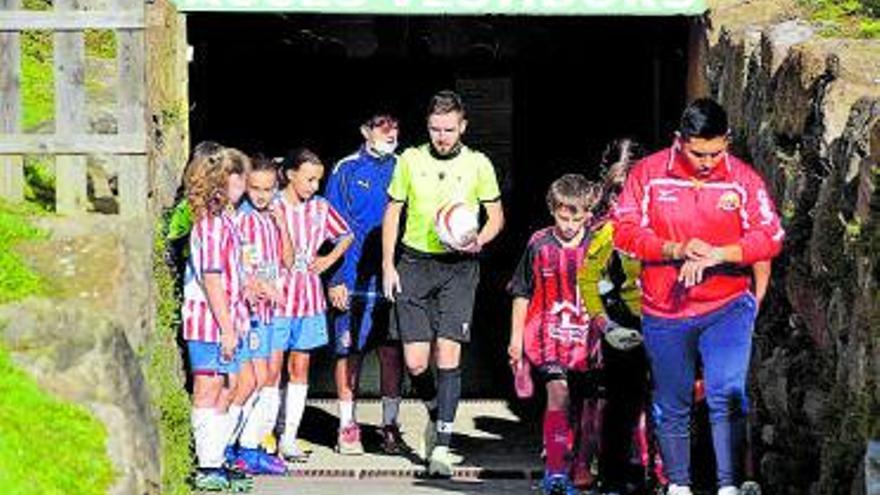 Les jugadores del Girona i els jugadors del Vall del Ter B. | DDG